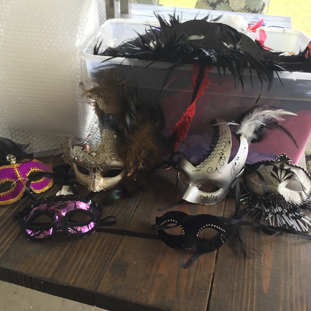 Masks n boas - Picture 2 of 5
